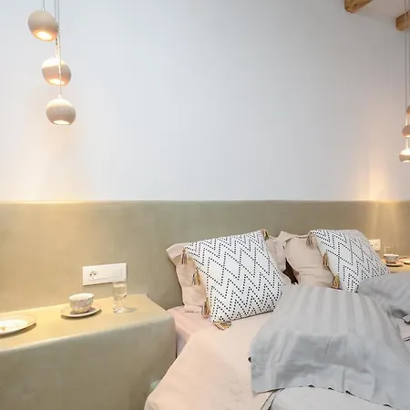 Flora's With Plunge Pool Agkidia