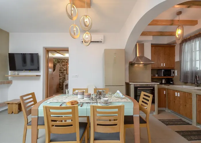 Flora's With Plunge Pool Hébergement de vacances