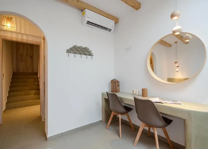 Flora's With Plunge Pool Hébergement de vacances