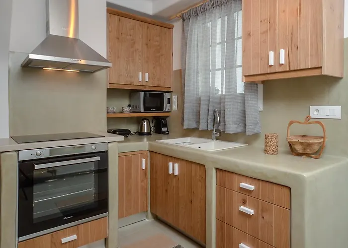 Flora's With Plunge Pool Hébergement de vacances *