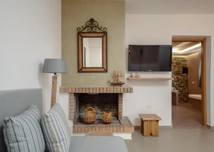 Flora's With Plunge Pool Hébergement de vacances *