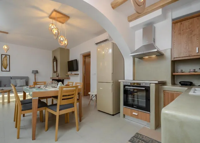 Flora's With Plunge Pool Hébergement de vacances