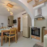 Flora's With Plunge Pool Дом отдыха
