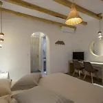 Дом отдыха Flora's With Plunge Pool *