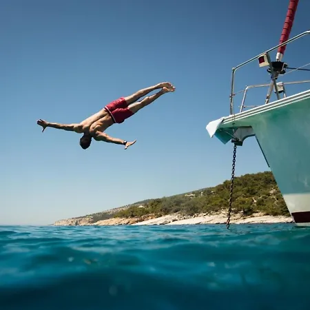 Semesterbostad Flora's With Plunge Pool Agkidia