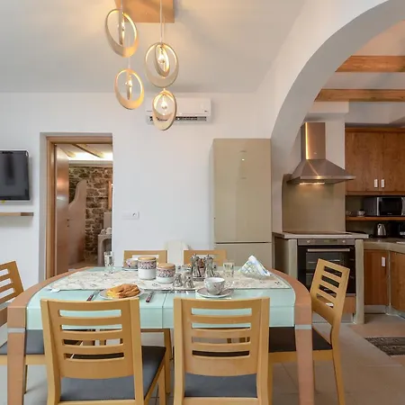 Flora's With Plunge Pool Tatil Evi