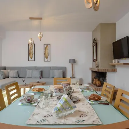 Semesterbostad Flora's With Plunge Pool Agkidia