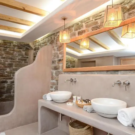 Semesterbostad Flora's With Plunge Pool Agkidia