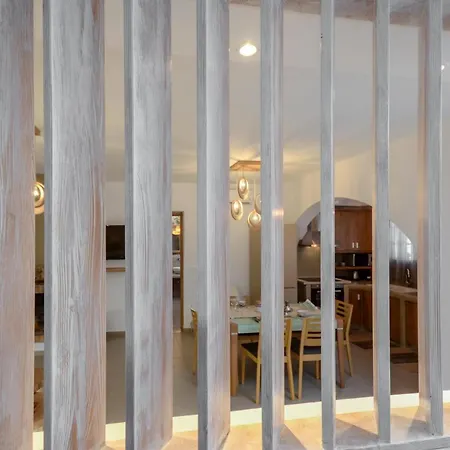 Semesterbostad Flora's With Plunge Pool